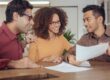 Groupe de personnes se posant des questions sur les charges déductibles