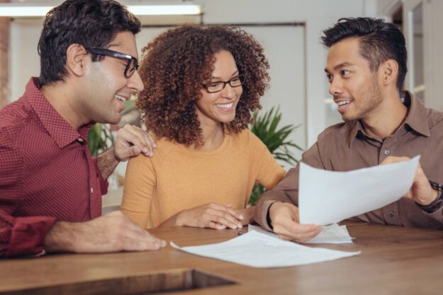 Groupe de personnes se posant des questions sur les charges déductibles