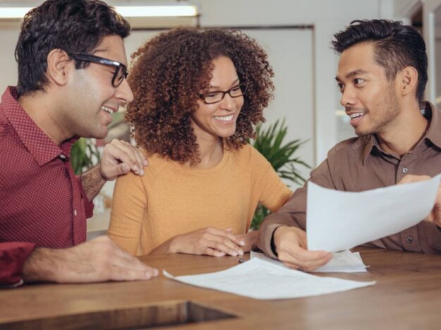 Groupe de personnes se posant des questions sur les charges déductibles