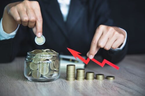 Flèche rouge avec monnaie qui augmente pour montrer la croissance d'une société