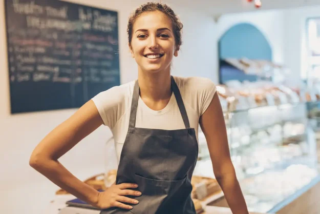 Femme qui tient une petite entreprise et cherche des conseils sur le prêt coup de pouce