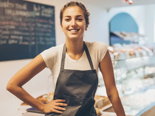 Femme qui tient une petite entreprise et cherche des conseils sur le prêt coup de pouce