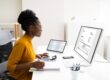 Expert-comptable à son bureau en train d'inspecter la comptabilité d'une entreprise