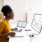 Expert-comptable à son bureau en train d'inspecter la comptabilité d'une entreprise