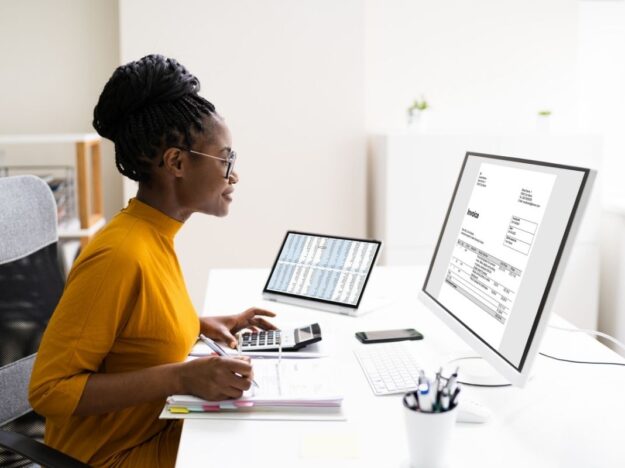 Expert-comptable à son bureau en train d'inspecter la comptabilité d'une entreprise