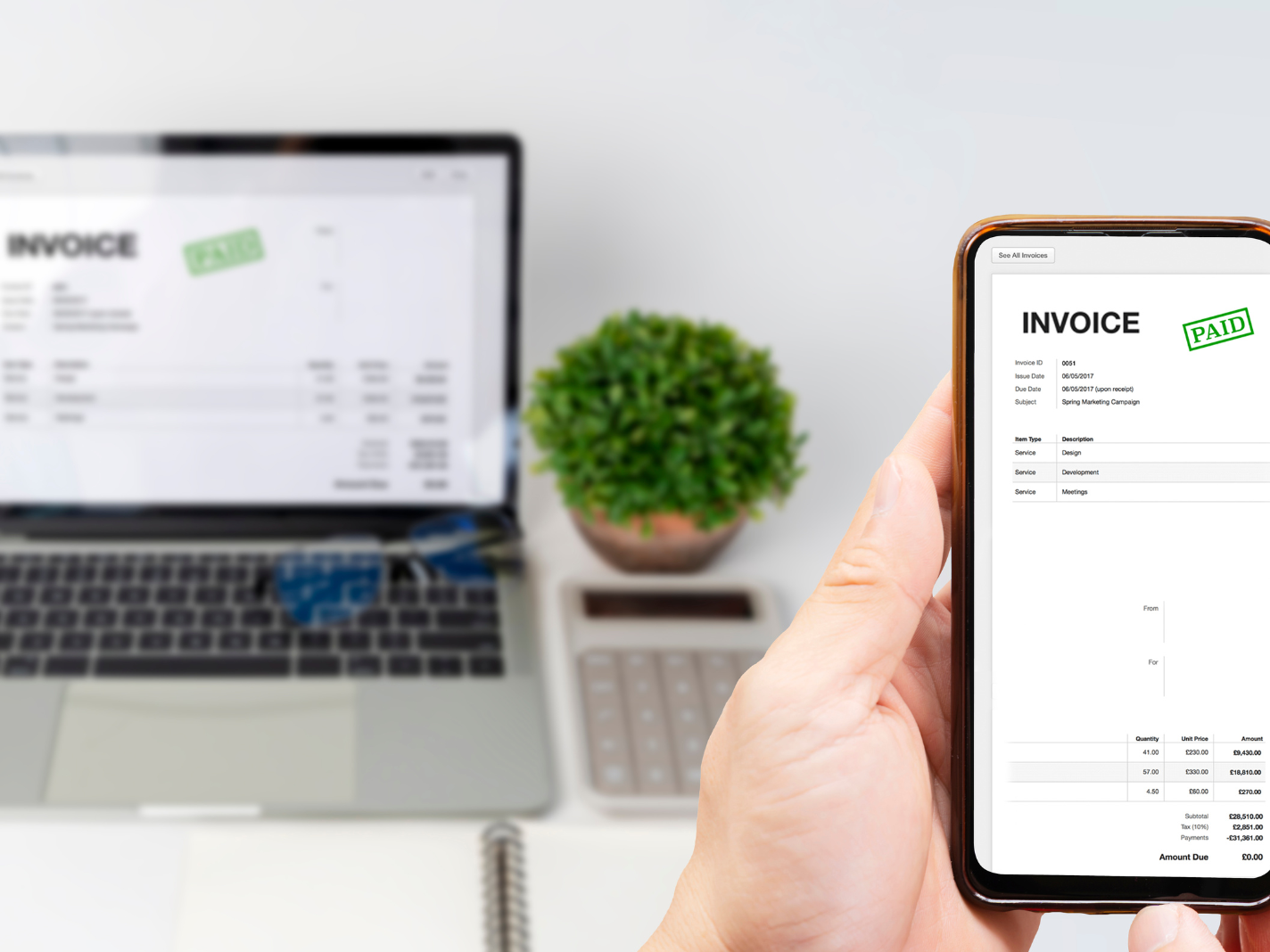 FCF-blog-facturation electronique-obligatoire Mains tenant un smartphone avec, en arriière plan, un ordinateur portable ouvert sur un bureau, aux côtés d'une plante verte et d'une calculatrice. Sur les deux écrans est affiché une facture électronique notifiée comme étant payée, symbolisant la facturation électronique obligatoire dès janvier 2026 en Belgique.
