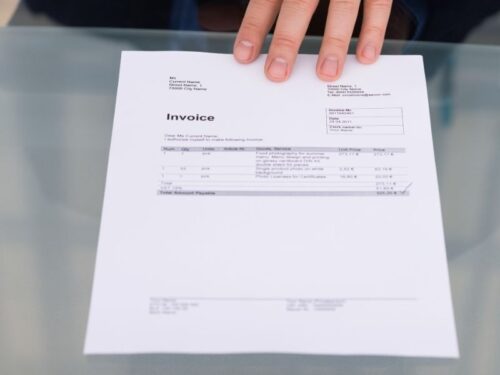 Facture papier sur un bureau en verre