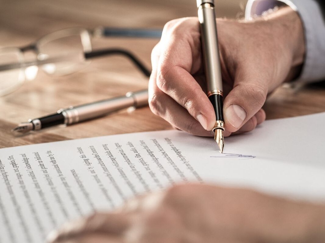 FCF-group-pacte-d-actionnaires Main d'un homme d'affaire en train de signer avec un stylo un pacte d'actionnaires