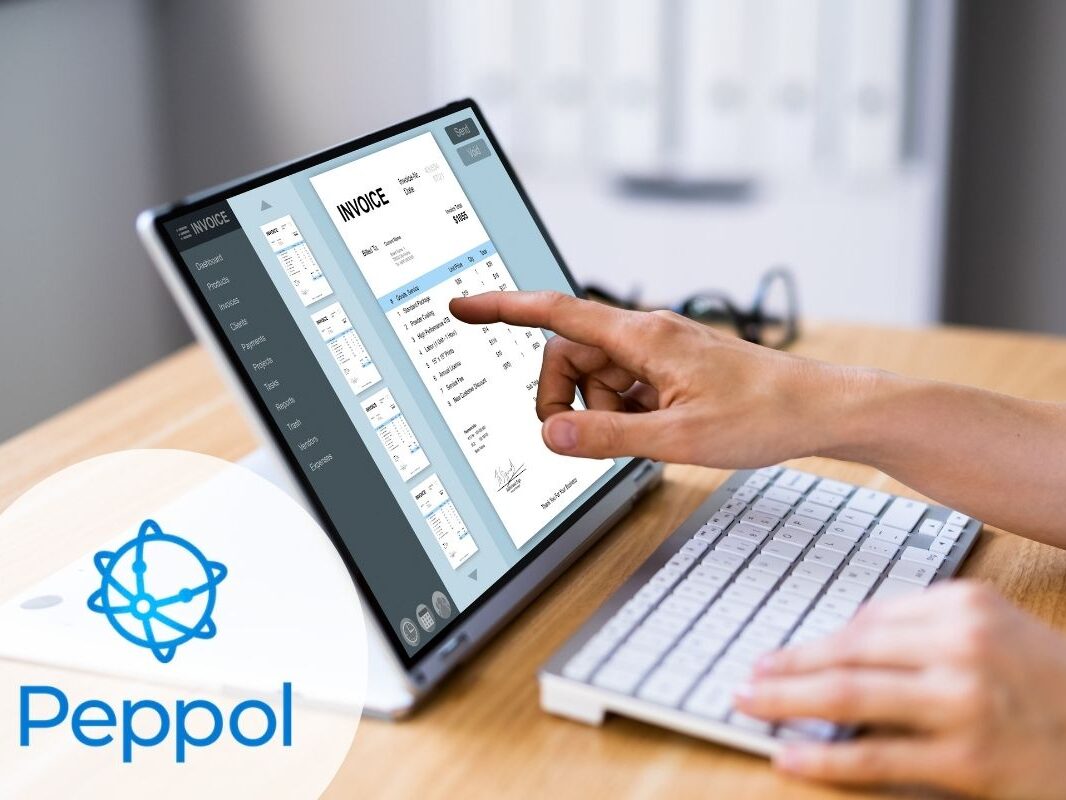 Bureau en bois avec un tablette posée dessus ouverte sur une facture Peppol