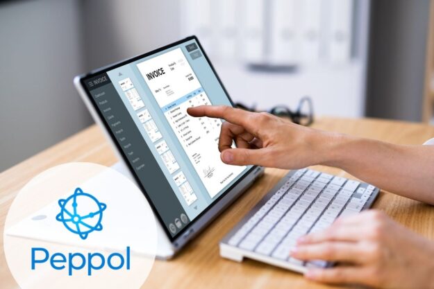 Bureau en bois avec un tablette posée dessus ouverte sur une facture Peppol